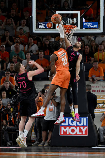 由蒋圣龙或 由蒋圣龙或